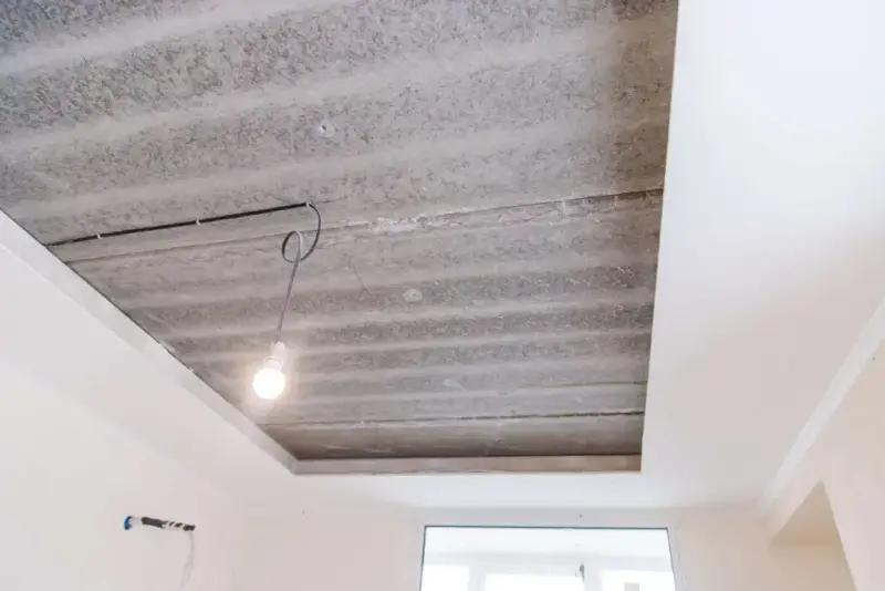 Loft under renovering med en enkelt pære