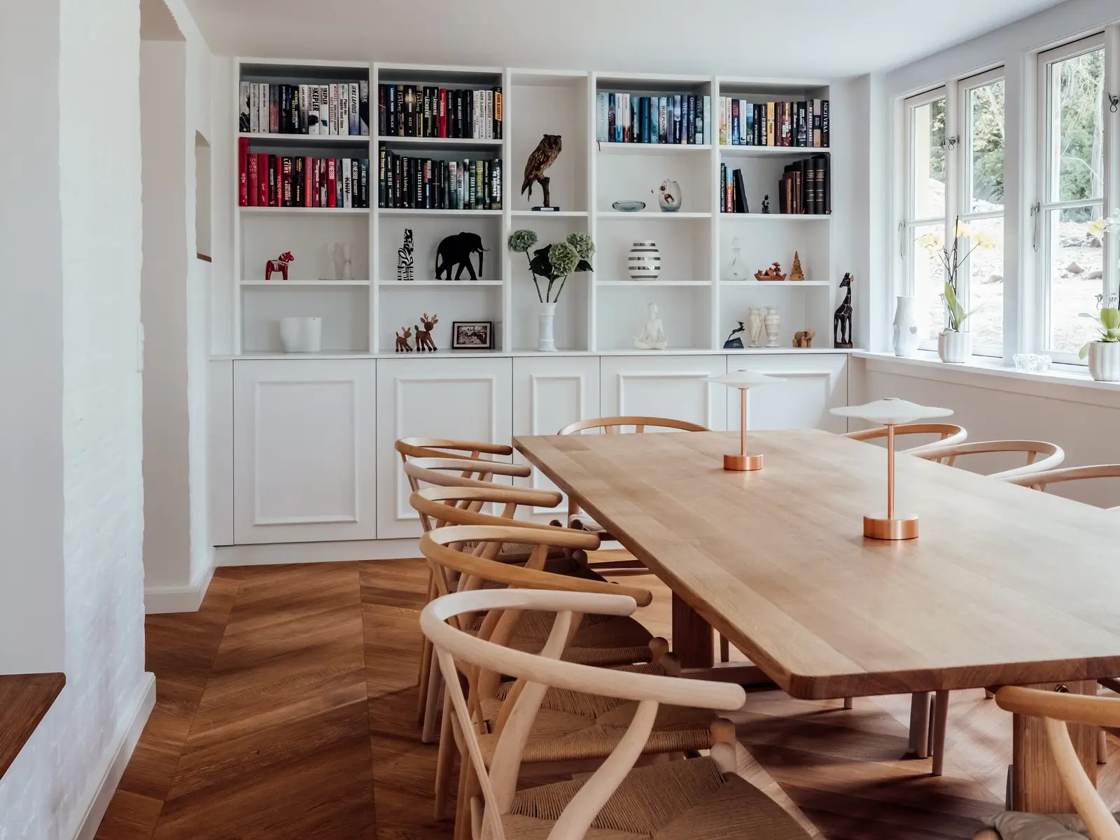 Spisestue med nyt sildebensparket og indbyggede reoler